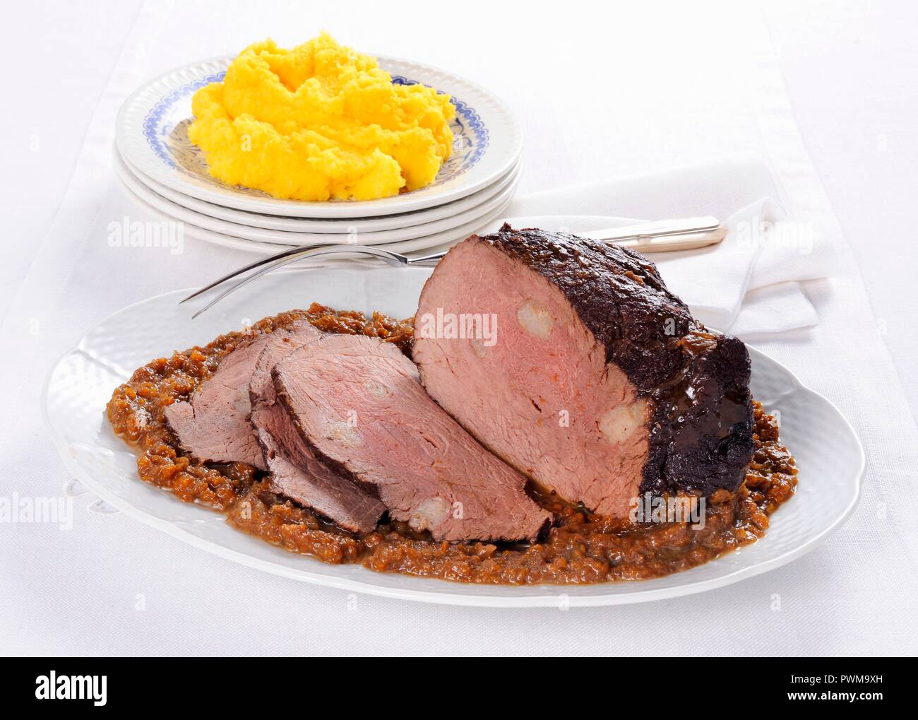 Pastissada di Cavallo (pferdefleisch mit Polenta, Italien) Stockfoto