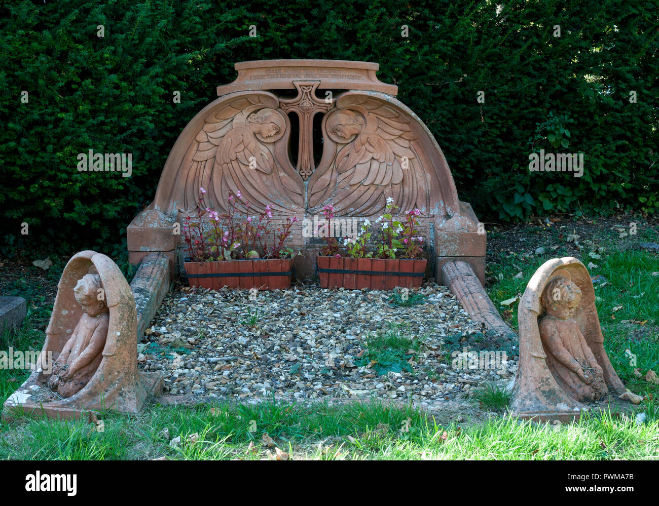 Terrakotta Grabstein in St. Johannes der Täufer Kirchhof (datiert 1909), Quinton, Northamptonshire, England, Großbritannien Stockfoto