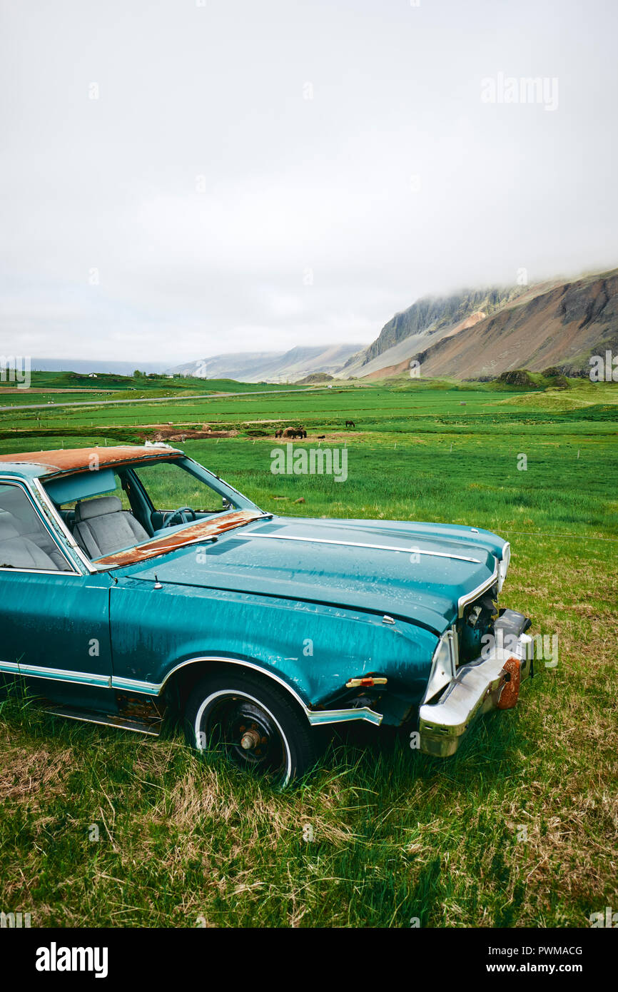 Eine verlassene alte amerikanische Autos in der remote Island Landschaft. Stockfoto