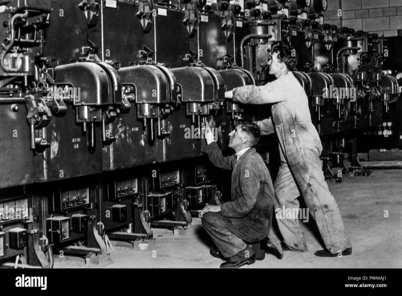 Battersea Power Station - Bild von zwei Arbeiter bei einem Staatsbesuch der Königin Maria und ihrer Enkelin Prinzessin Elizabeth im April 1946 Stockfoto