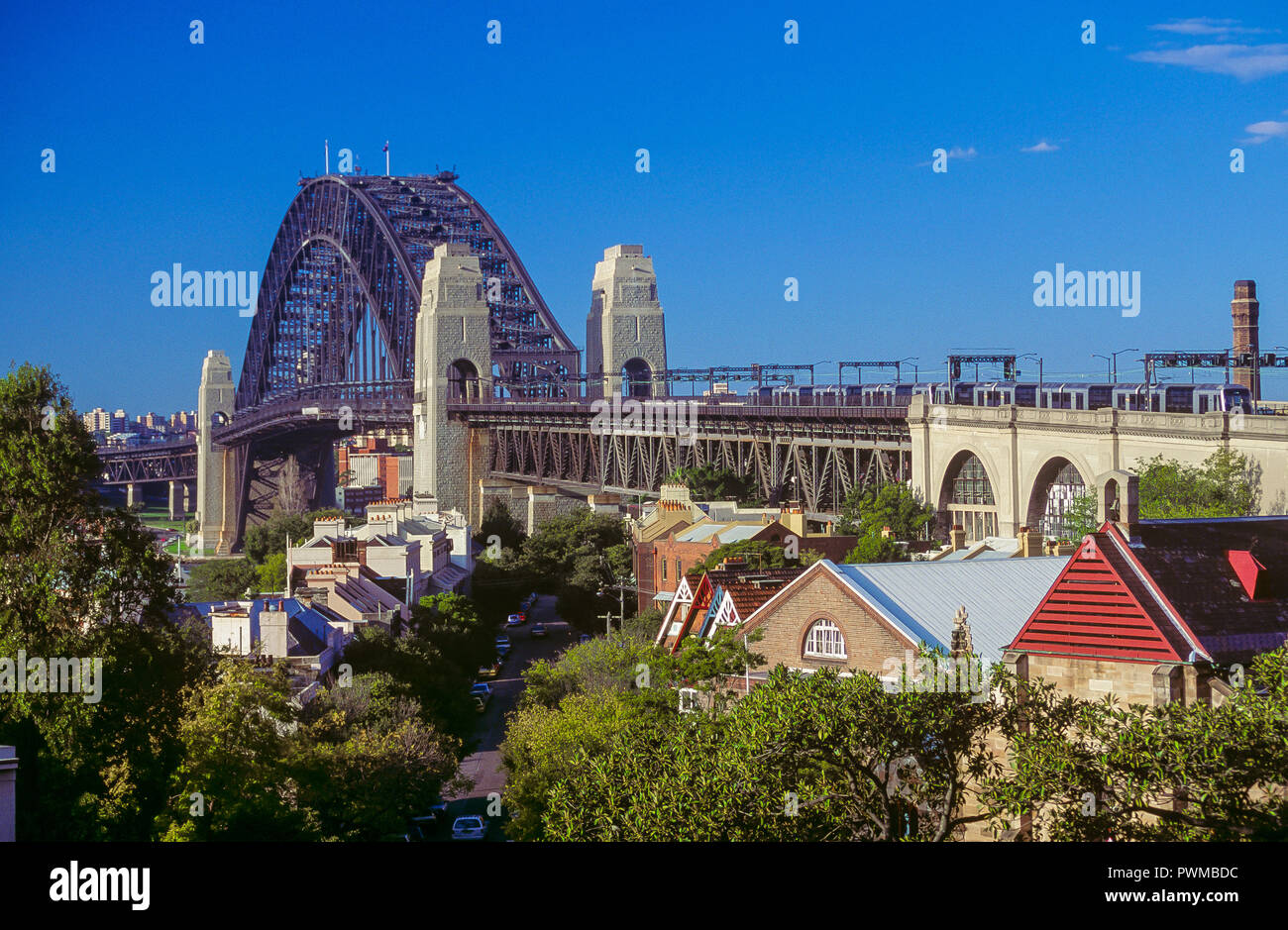 Die Sydney Harbour Bridge in Sydney, Australien, aus Observatory Hill über dem unteren Fort Street in den Felsen gesehen. Stockfoto