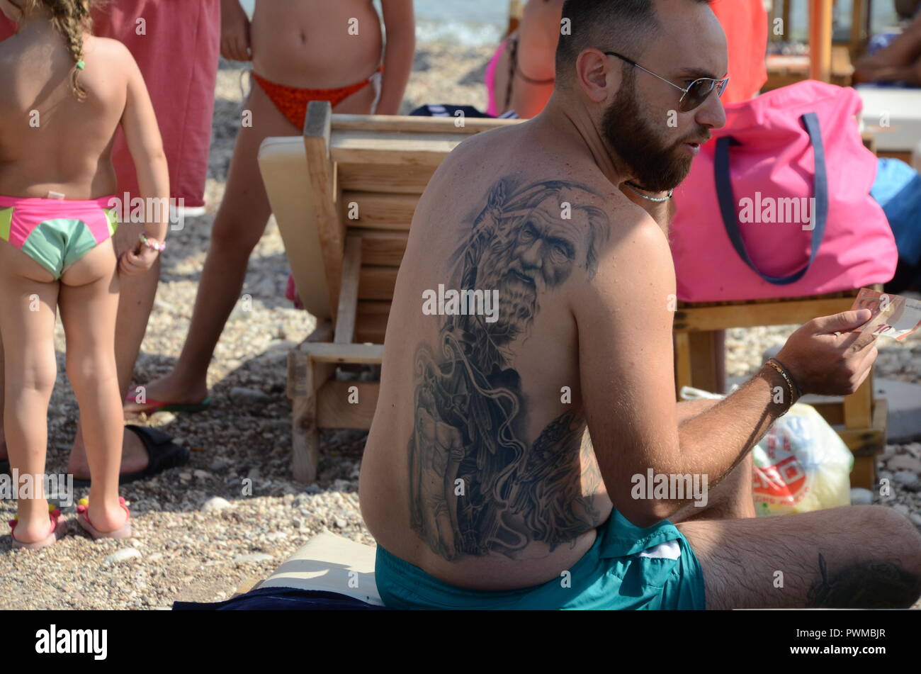 Ein Mann mit einem voll zurück Tattoo von Gandalf aus "Der Herr der Ringe in Budva Strand Stockfoto
