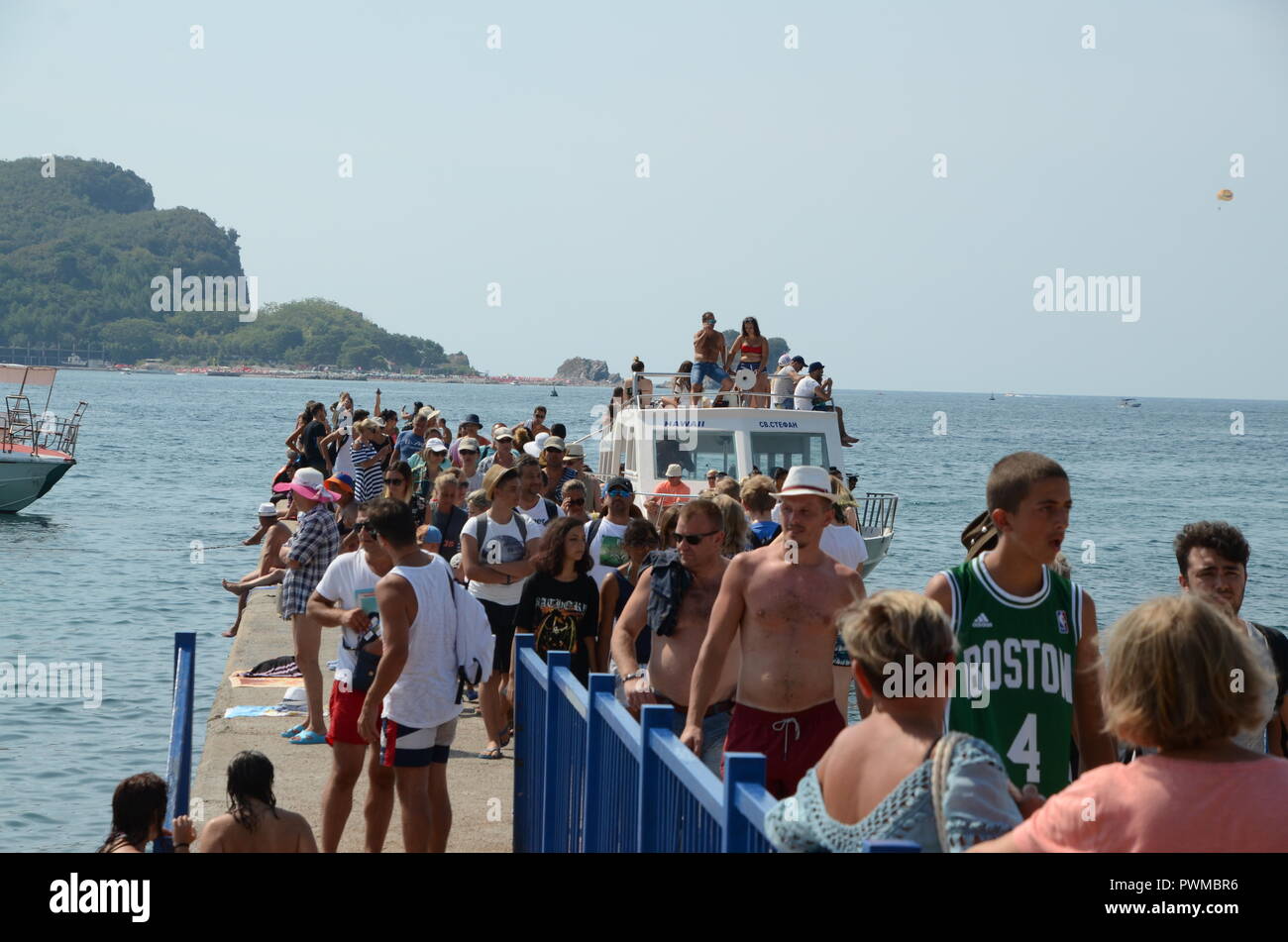 Fähre nach Sveti Nikola hawaii von budvar Montenegro in den Touristen abgedeckt Stockfoto