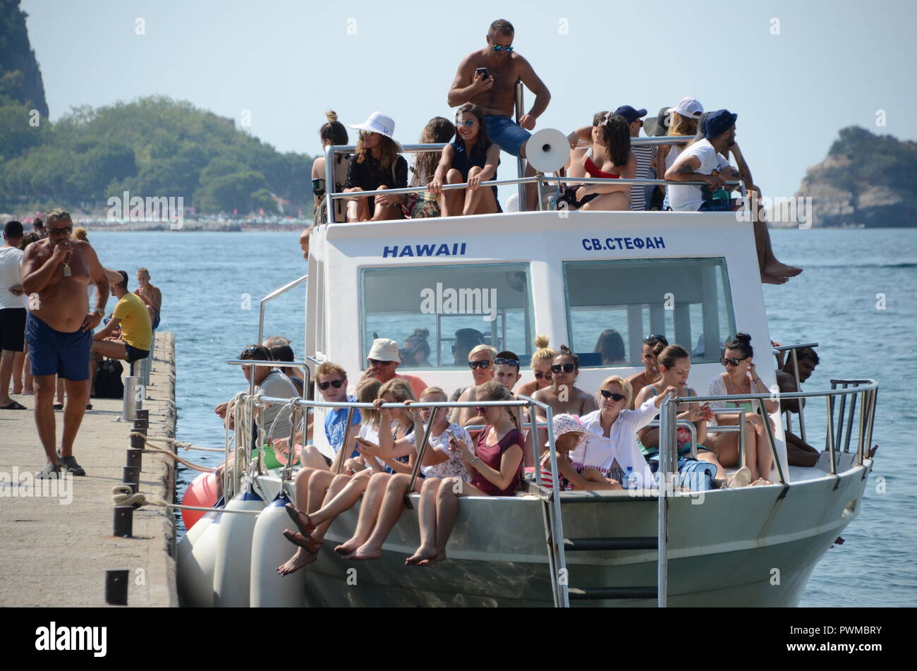 Fähre nach Sveti Nikola hawaii von budvar Montenegro in den Touristen abgedeckt Stockfoto