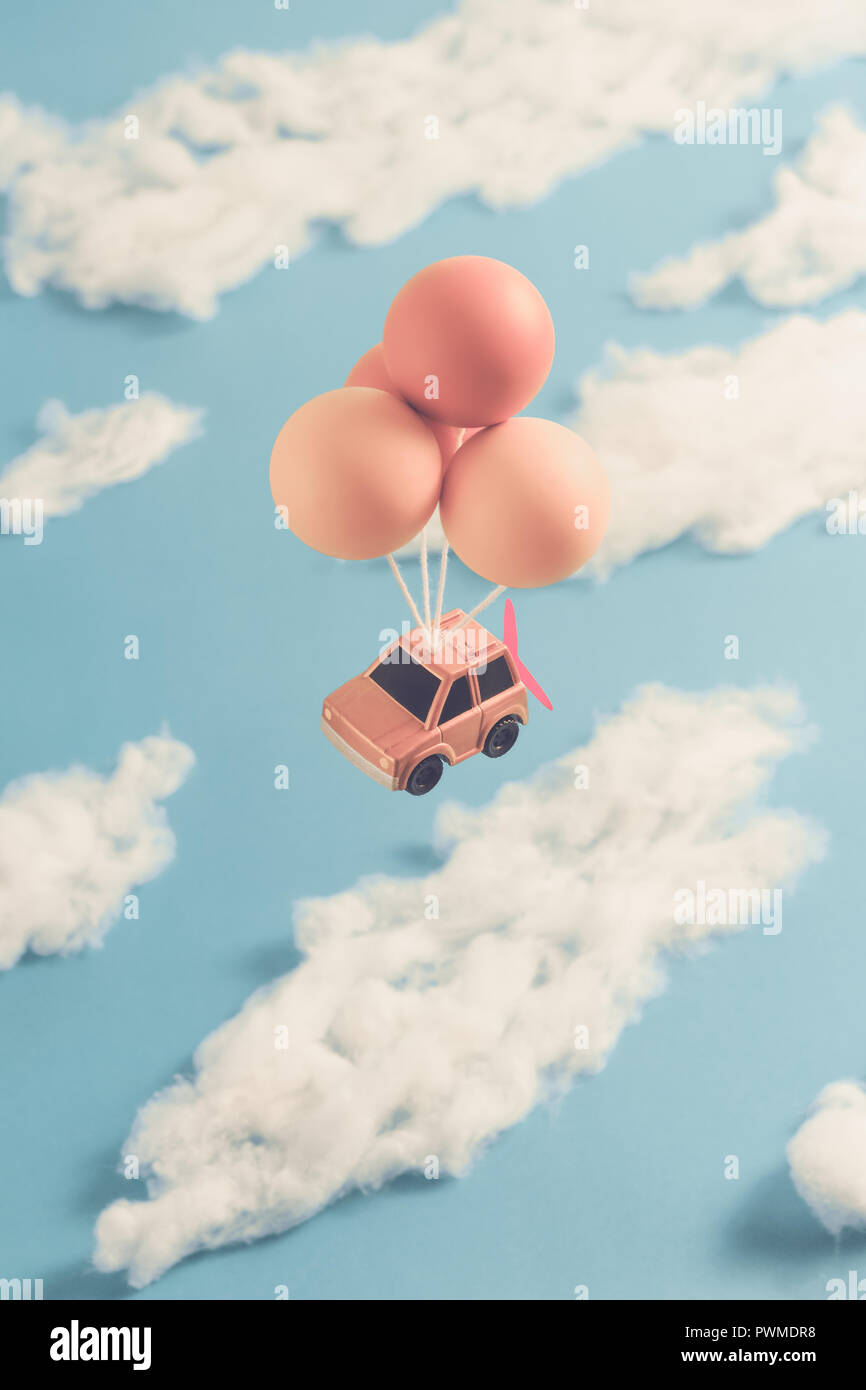 Ein braunes Auto fliegen mit Luftballons und ein Propeller Stockfoto