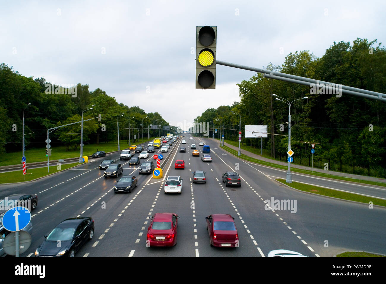 Die Ampel Zeigt Gelbes Blinklicht Welches Verhalten Ist Richtig www.alamy.de