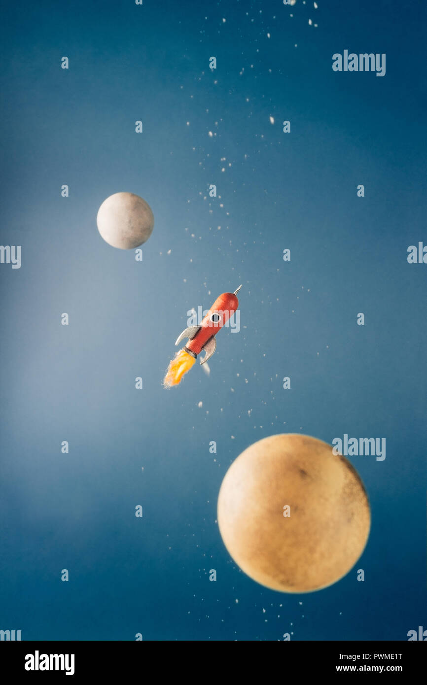 Rakete fliegt zwischen zwei Planeten Stockfoto