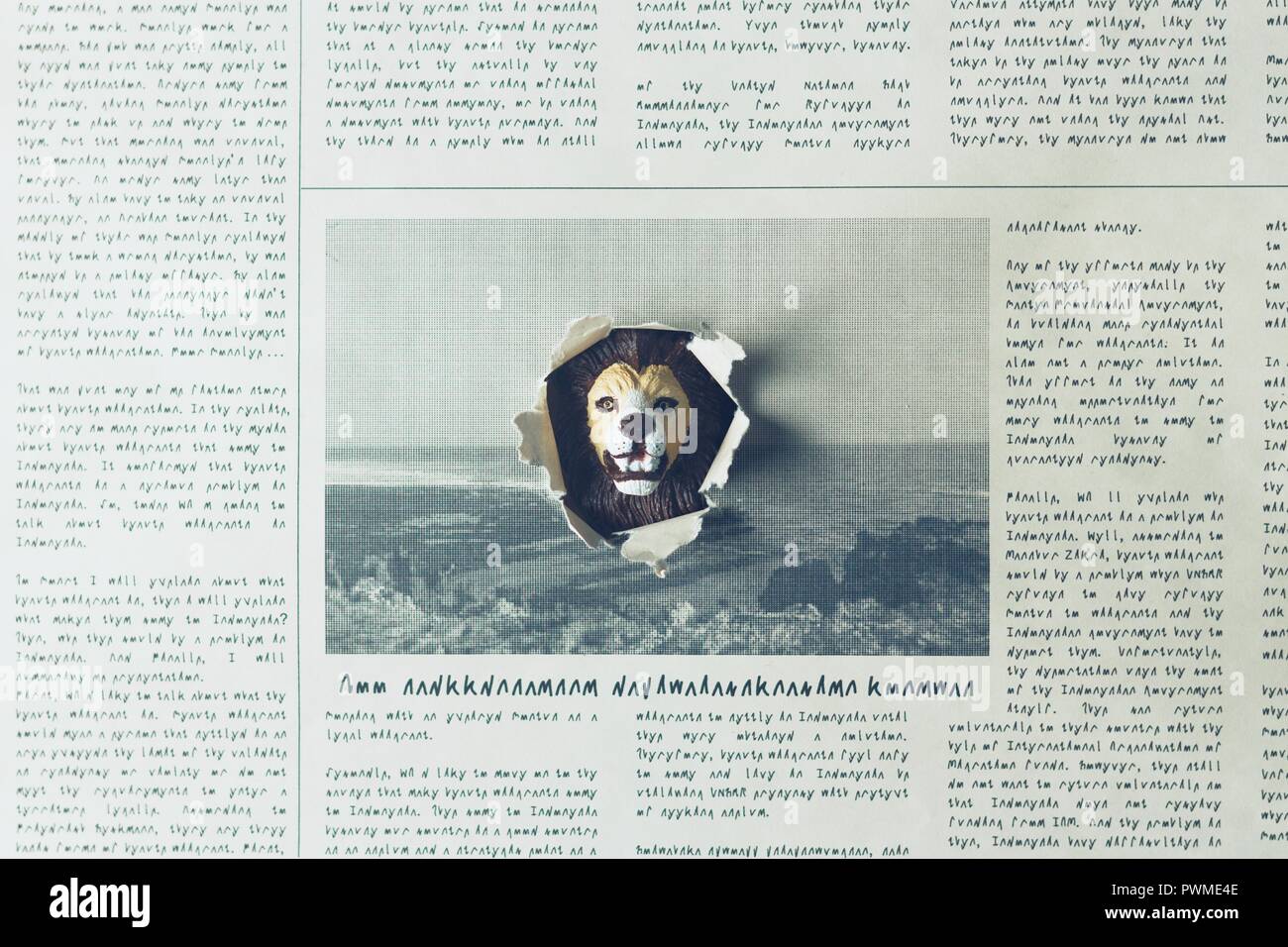 Lion's Head Spielzeug Springen Angst ein Leser durch die Zeitung Stockfoto