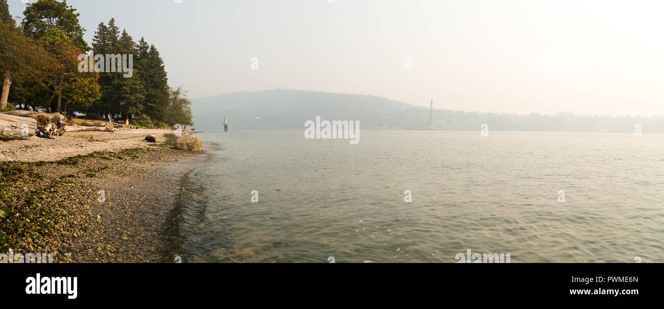 Ein Blick auf die Burrard Inlet aus North Vancouver Mit dem Himmel obscurred mit Rauch von Waldbränden. Stockfoto