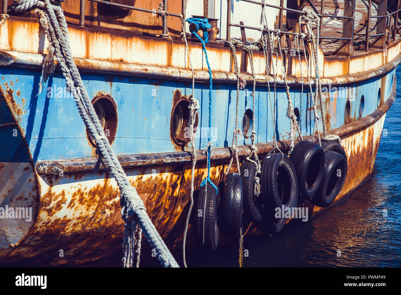 Rostige Schiff im Hafen festgemacht, Hintergrundbild, Alter Konzept Stockfoto