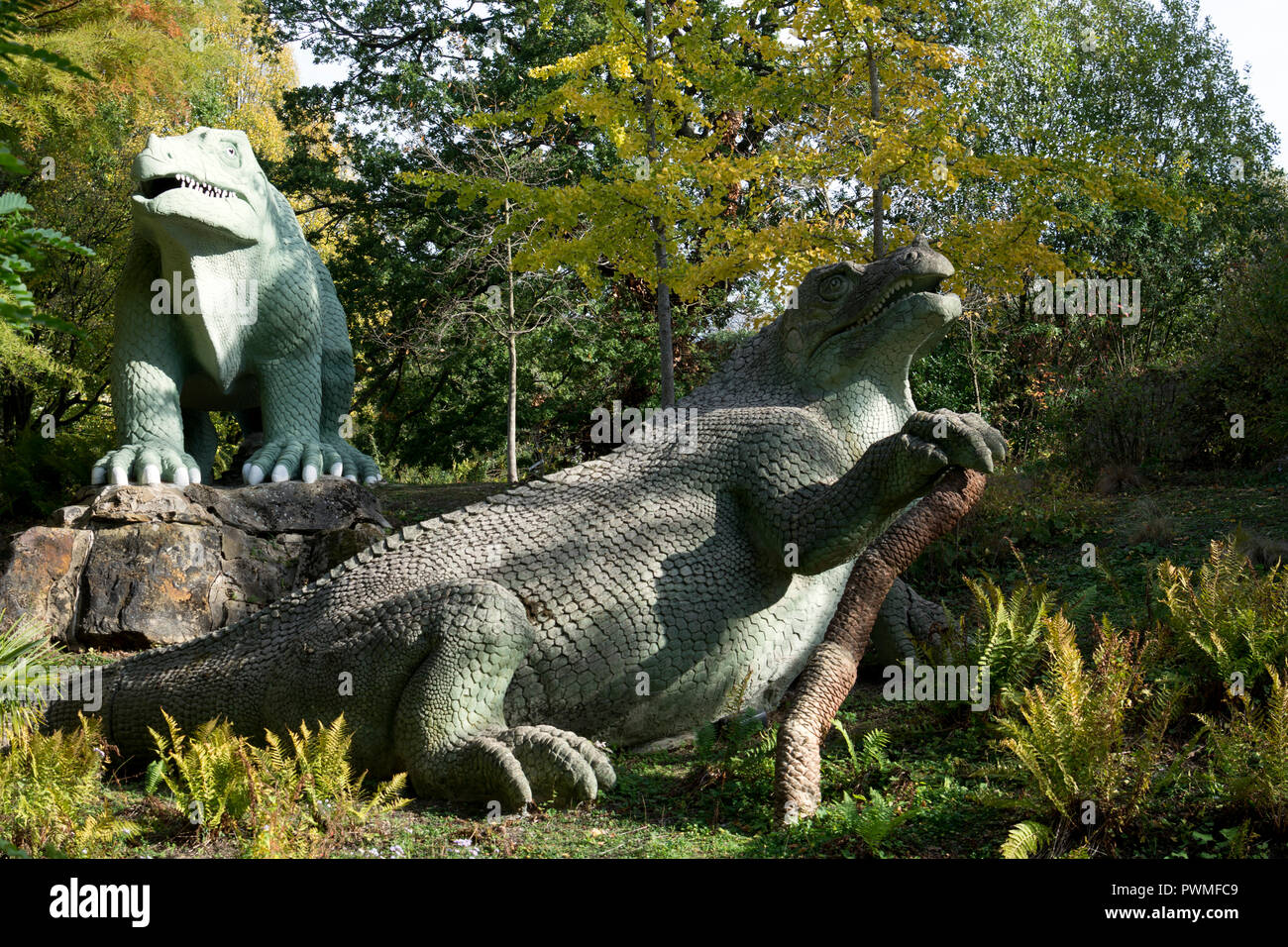 Dinosaurier Modelle in Crystal Palace, London, Großbritannien Stockfoto