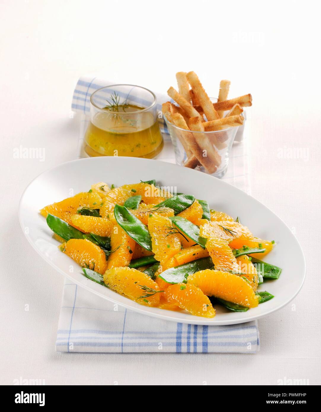 Insalata di Arance (Italienische taccole e mangetout & orange Salat) Stockfoto