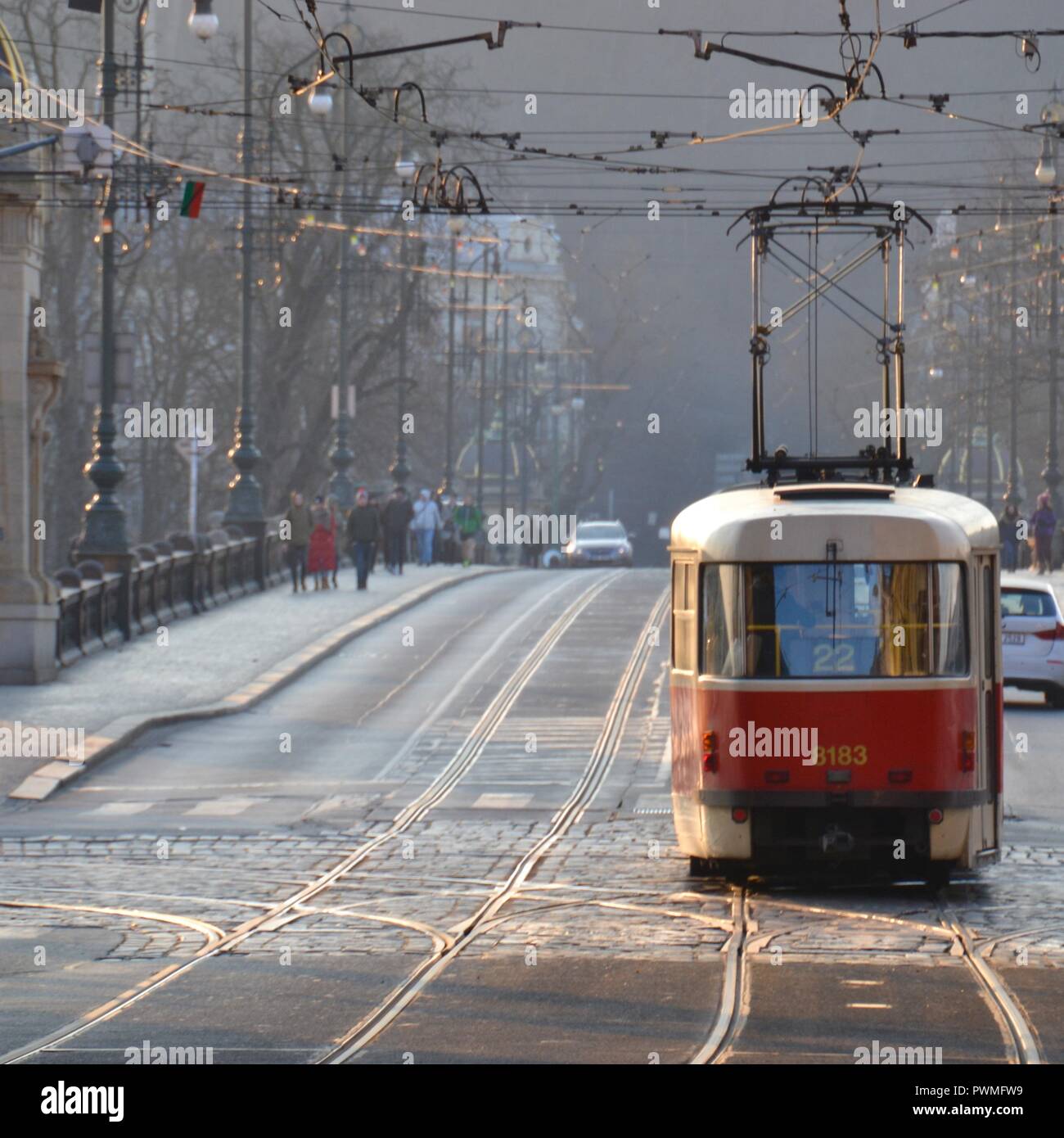 Tram Car Überquerung der Brücke am sonnigen kalten Winter Tag in Prag Tschechische Republik Stockfoto