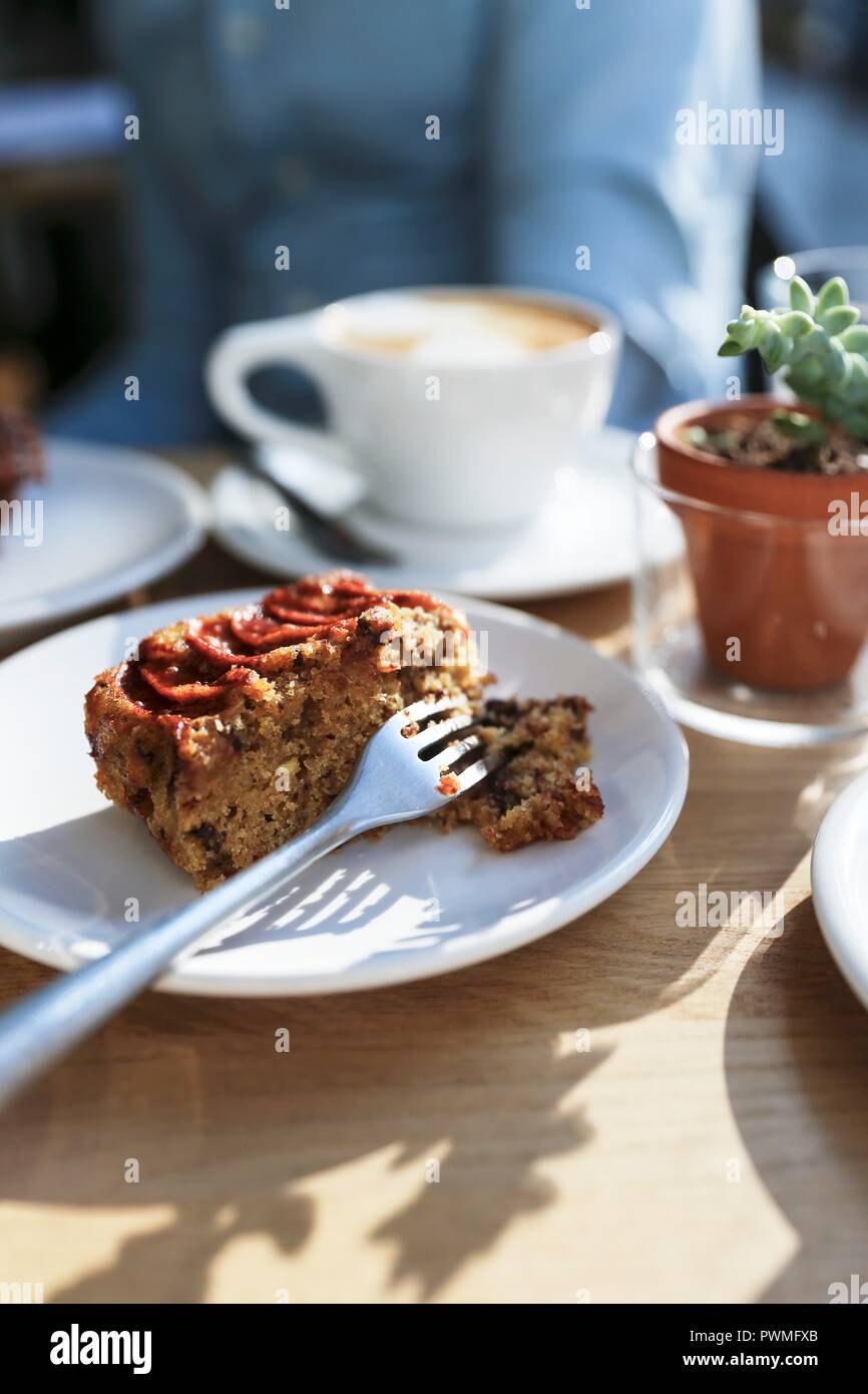 Kaffee und Kuchen im Café Stockfoto