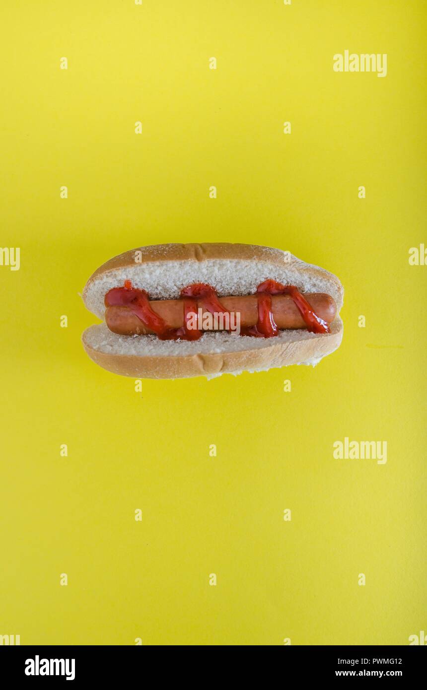 Ein Hot Dog vor einem gelben Hintergrund Stockfoto