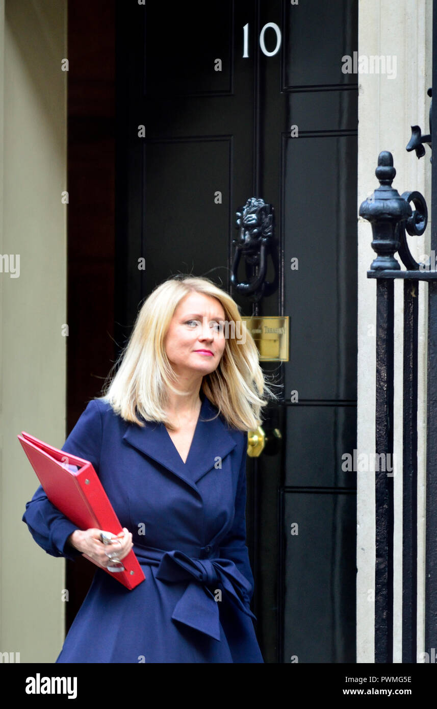 Esther McVey MP, Minister für Arbeit und Altersversorgung und ließ einen langen kabinettssitzung zu discus Brexit, Downing Street 16. Oktober 2018 Stockfoto