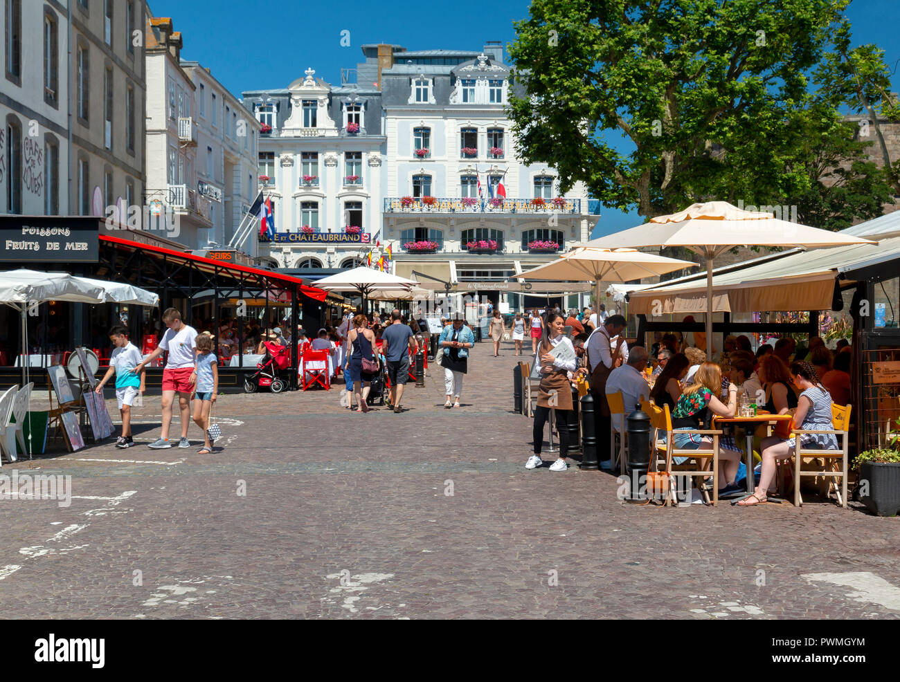 Saint Malo, Bretagne, Frankreich - 9. Juli 2018: Restaurants mit Menschen Speisen im Freien auf dem Place Chateaubriand in Saint Malo. Stockfoto