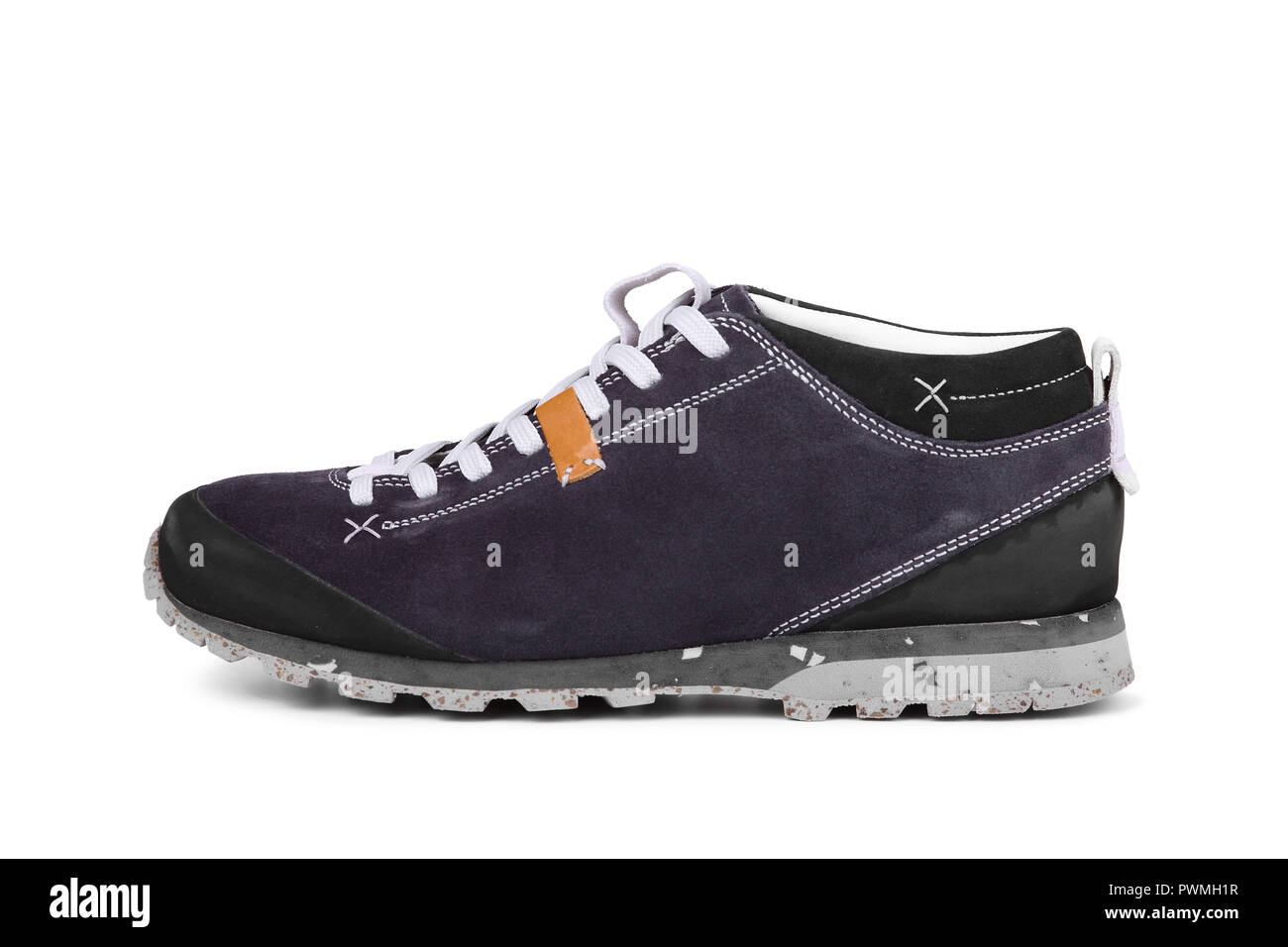 Kurze Trekking Mountain Schuhe auf weißem Hintergrund Stockfoto