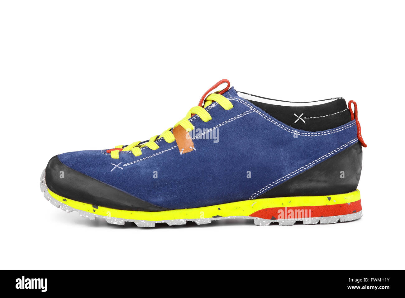 Kurze Trekking Mountain Schuhe auf weißem Hintergrund Stockfoto