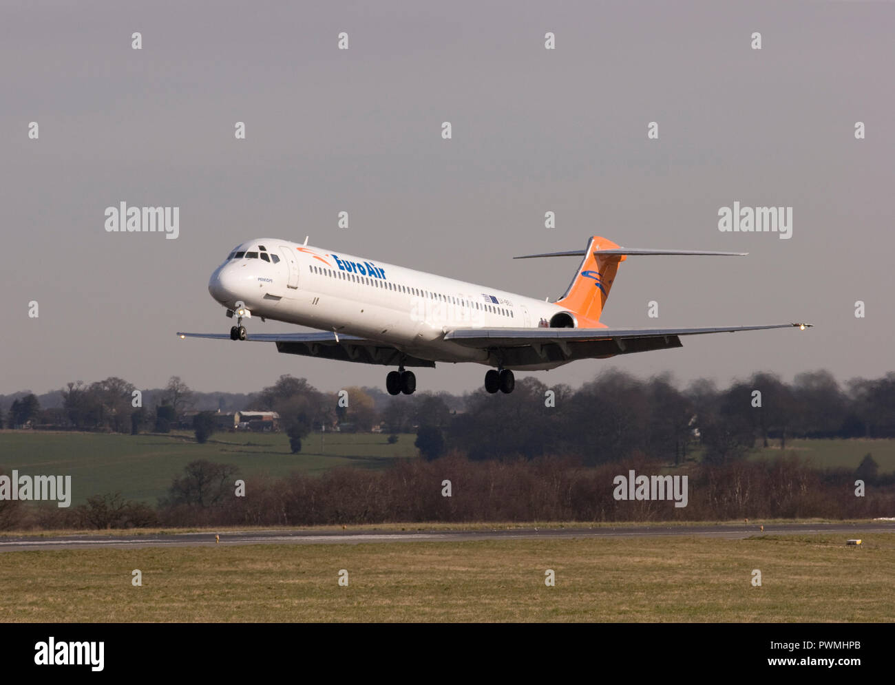 EuroAir McDonnel Douglas MD-83 Landung in London Luton Flughafen. Stockfoto