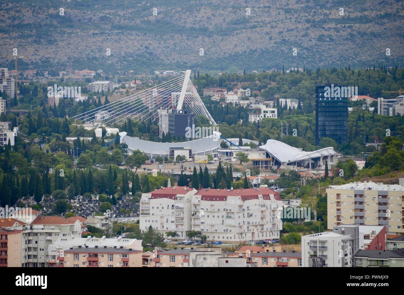 Anzeigen von Podgorica, Hauptstadt von Montenegro mit Millenium Bridge Stockfoto