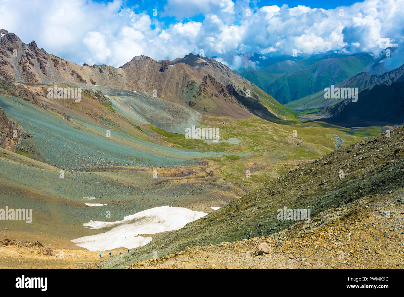 Eine kleine Gruppe von Touristen im Tien Shan Gebirge im Sommer sonnigen Tag, Kirgisistan. Stockfoto