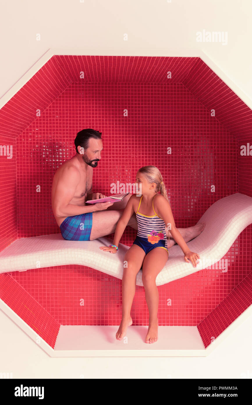 Freundliche hübsche Mädchen mit ihrem Vati sitzen Stockfoto Freundliche hübsche Mädchen mit ihrem Vati sitzen Stockfoto