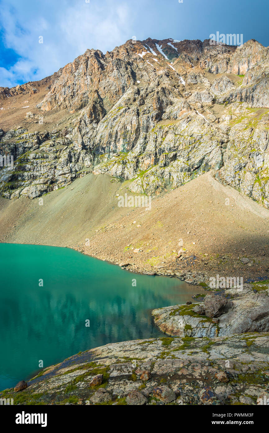Schöne Landschaft mit Smaragd - Turquoise Mountain Lake Ala-Kul, Kirgisistan. Stockfoto
