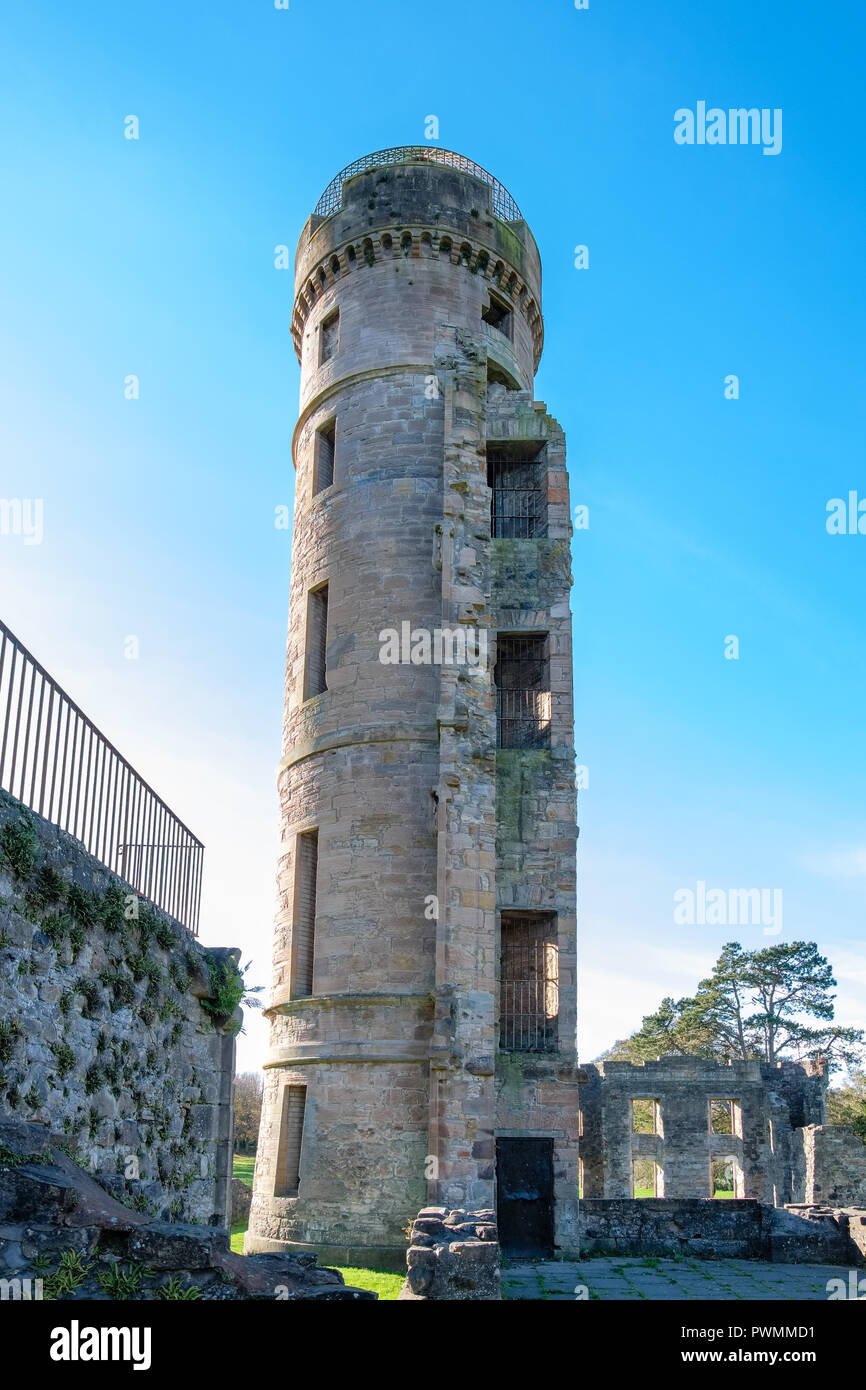 Eglinton Burg Turm und aus Gebäuden Irvine North Ayrshire auf einem hellen Oktober Tag im Winter. Stockfoto