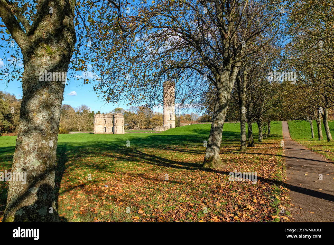 Eglinton Park Irvine North Ayrshire und Herbst Farben rund um die alte Burgruine Eglinton. Stockfoto