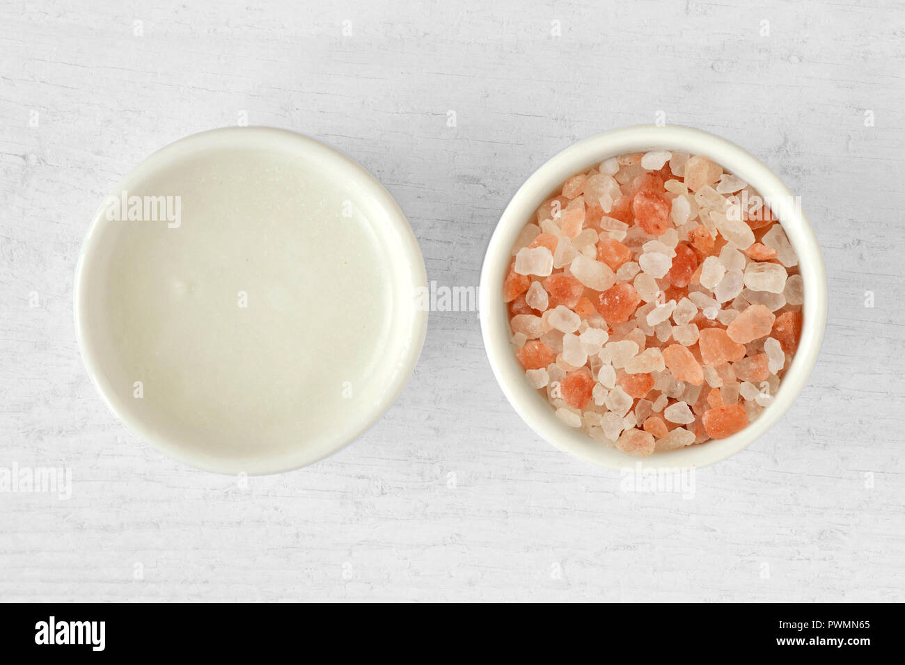 Hausgemachte Face Scrub aus Himalaya Pink salt und Kokos Öl auf Holz- Hintergrund Stockfoto