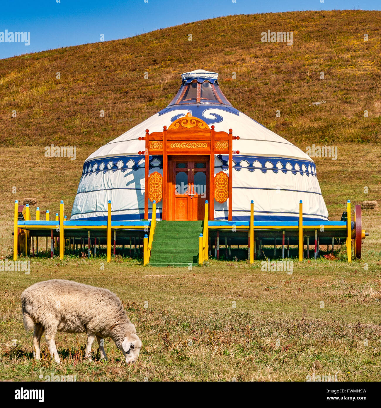 Moderne mongolische Jurte in der Landschaft von ulanhot, der Inneren Mongolei, China Stockfoto