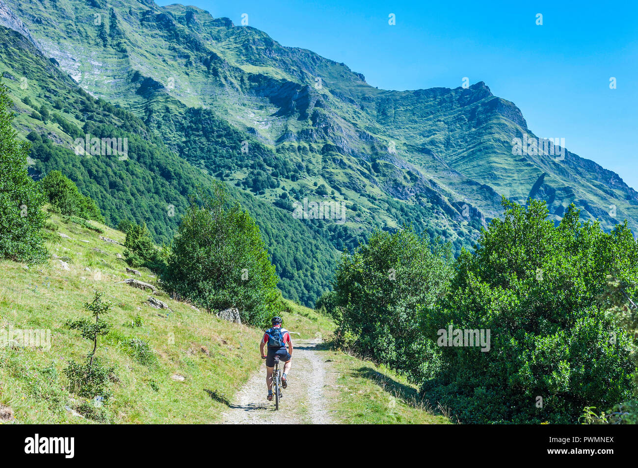 Frankreich, Pyrenäen Nationalpark, Occitanie Region Val d'Azun, Haute-Vallee d'Estaing, Radfahrer, mountain bike auf einem Track Stockfoto