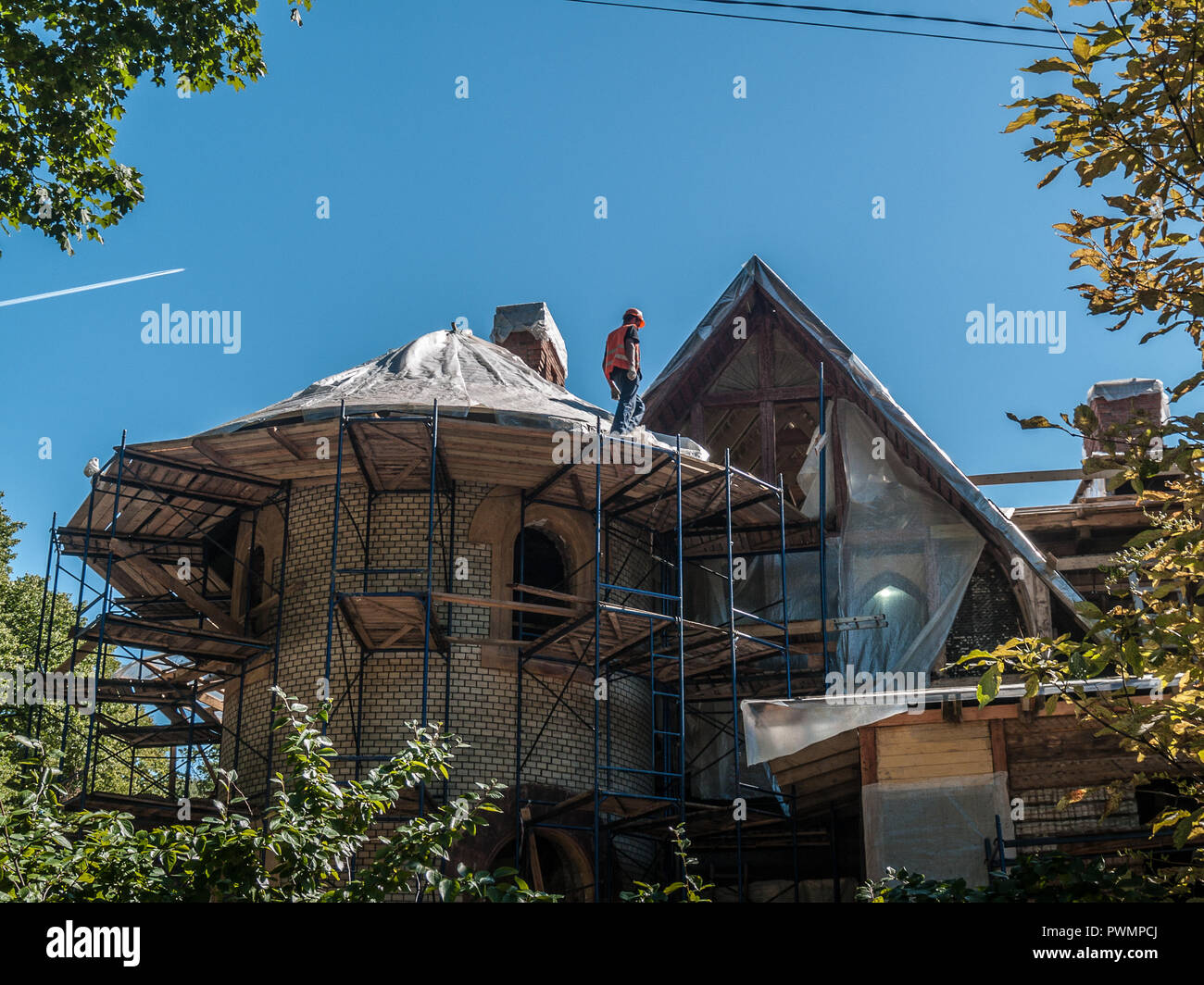 Restaurierung der historischen Gauswald cottage Gebäude auf Kamennyj Insel, Bolshaya Alley, 12-14/32 in St. Petersburg, Russland im Sommer 20. Stockfoto