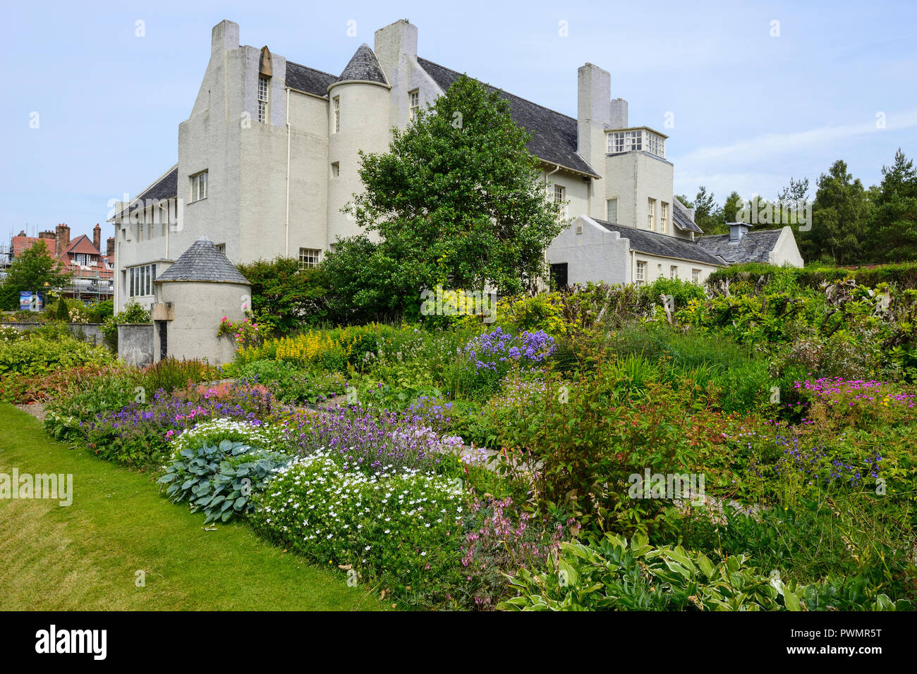 Außenbereich und Garten des Hill House in Helensburgh, Schottland, entworfen von Charles Rennie Mackintosh für Glasgow Buch Verlag Walter Blackie Stockfoto
