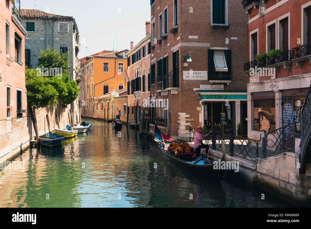 Venedig, Italien, 22. August 2018: Traditionelle Canal Street mit Gondel in Venedig, Italien. Stockfoto