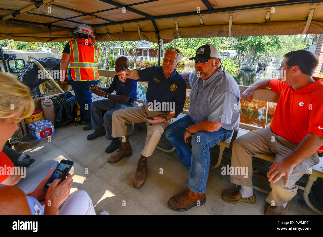 Südcarolina Gouverneur Henry McMaster, Center, reist auf eine Nationalgarde hohe Wasser Schäden am Fahrzeug vom tropischen Sturm Florenz September 22, 2018 in Nichols, South Carolina zu bewerten. Stockfoto