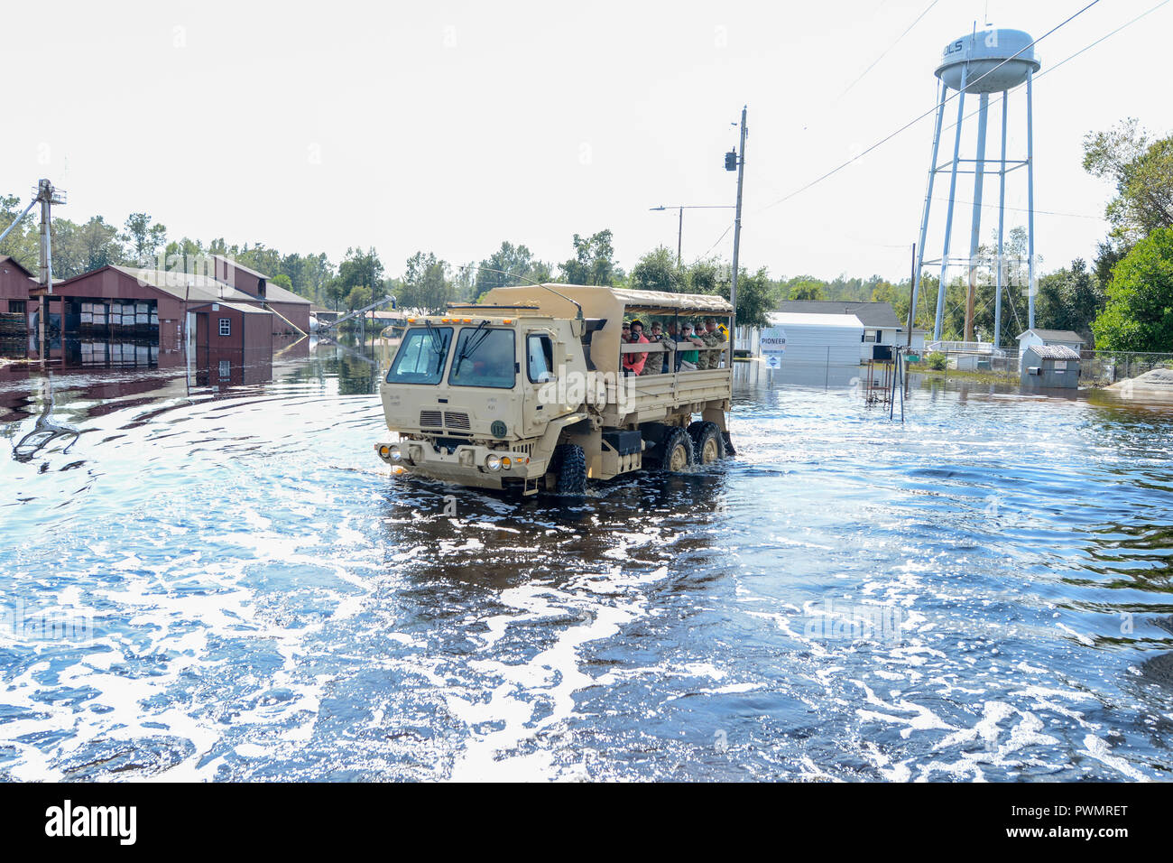 Ein Südcarolina National Guard hohe Wasser Fahrzeug Gouverneur Henry McMaste Schäden vom tropischen Sturm Florenz, die große Teile der nördlichen Küste des Staates September 22, 2018 in Nichols, South Carolina überflutet zu bewerten. Stockfoto