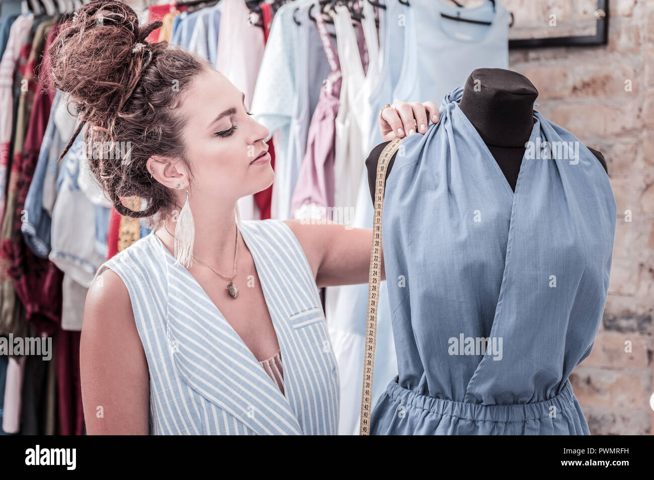Designer Messhöhe von Körper bilden, während das Tailoring Sommer Kleid Stockfoto