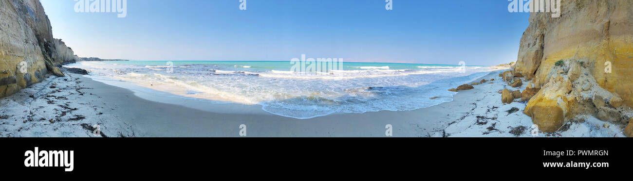 Panoramabild von einem weißen Sandstrand Bucht mit in Wellen kommen. Stockfoto