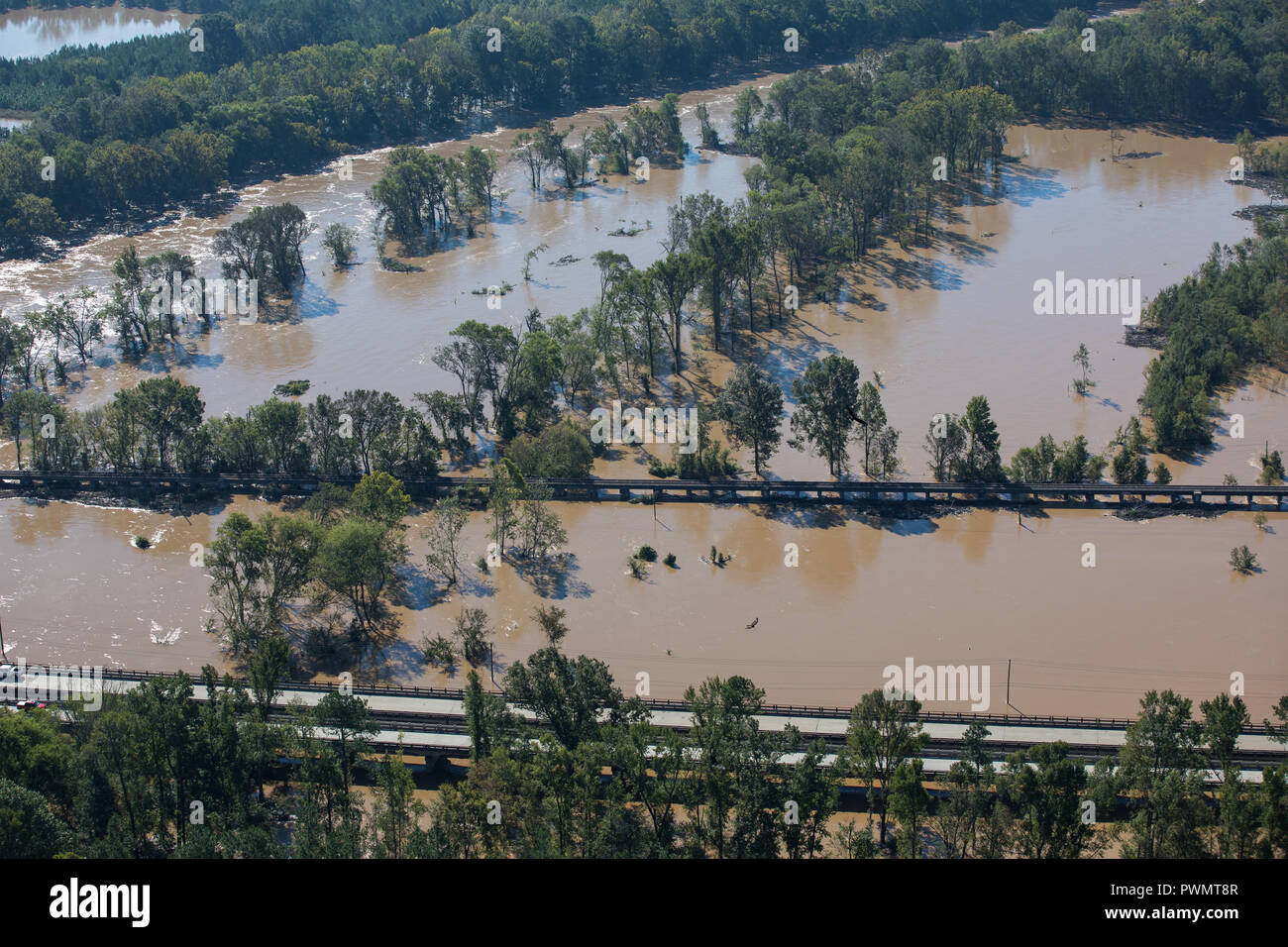 Hochwasser überwältigen Straßen und Höfen entlang der Waccamaw River in den Nachwehen des tropischen Sturms Florenz, die große Teile der nördlichen Küste des Staates am 18. September 2018 in Conway, South Carolina überflutet. Stockfoto