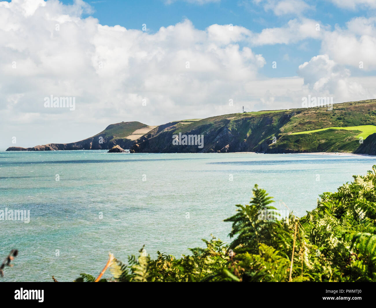 Blick von der Küste weg in Richtung tresaith an der walisischen Küste in Ceredigion. Stockfoto