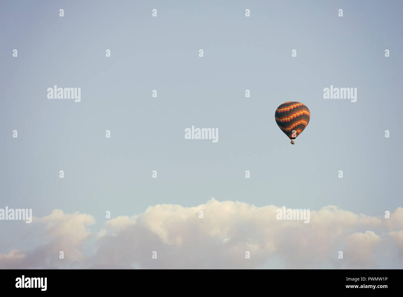 Heißluftballon über Wolken Stockfoto