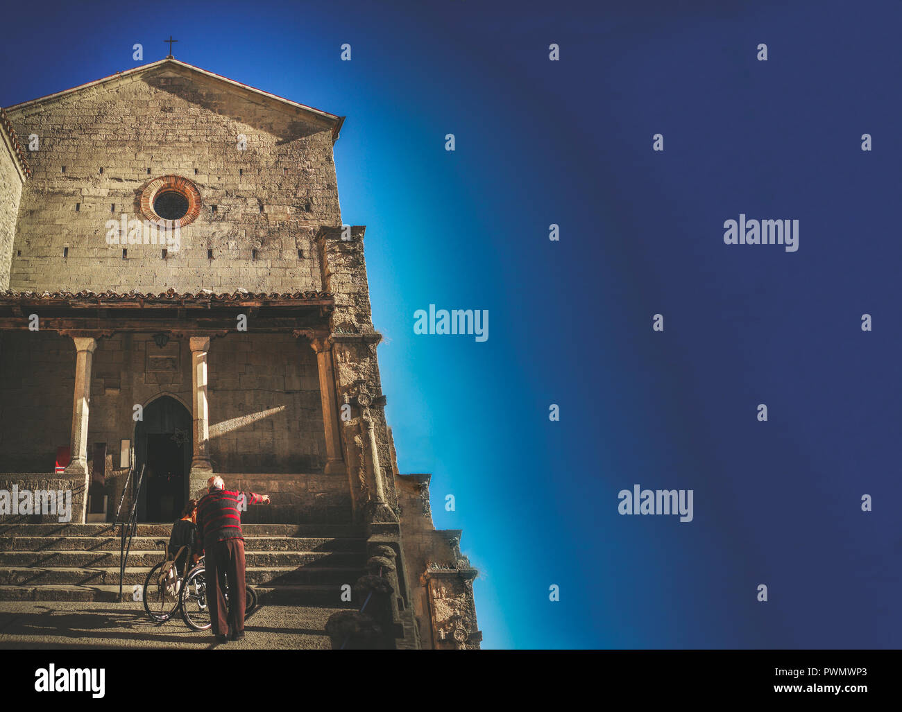 Katholische Kirche Unterstützung deaktiviert Freiwilligenarbeit älterer Menschen blauer Hintergrund Kopie Raum Hilfe Stockfoto