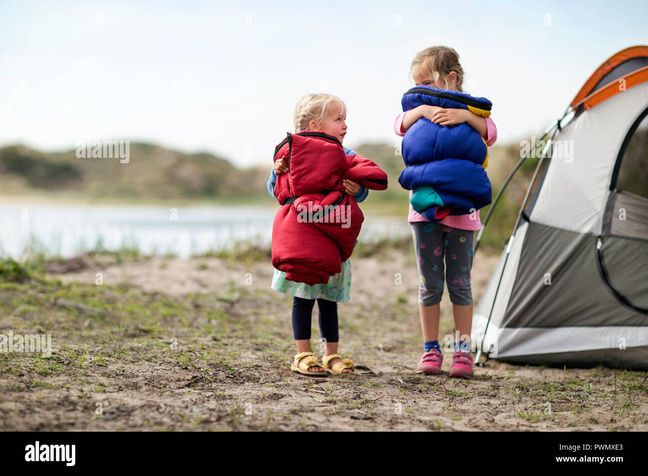 Zwei kleine Mädchen sind sehr aufgeregt, Campingplatz zu gehen. Stockfoto