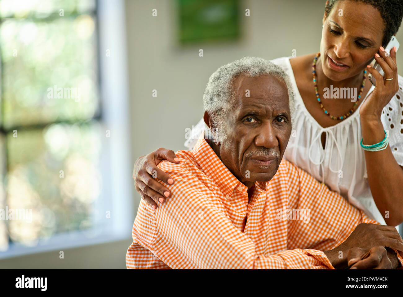 Gerne älterer Mann verbringt Zeit mit seiner mittleren alter Sohn. Stockfoto