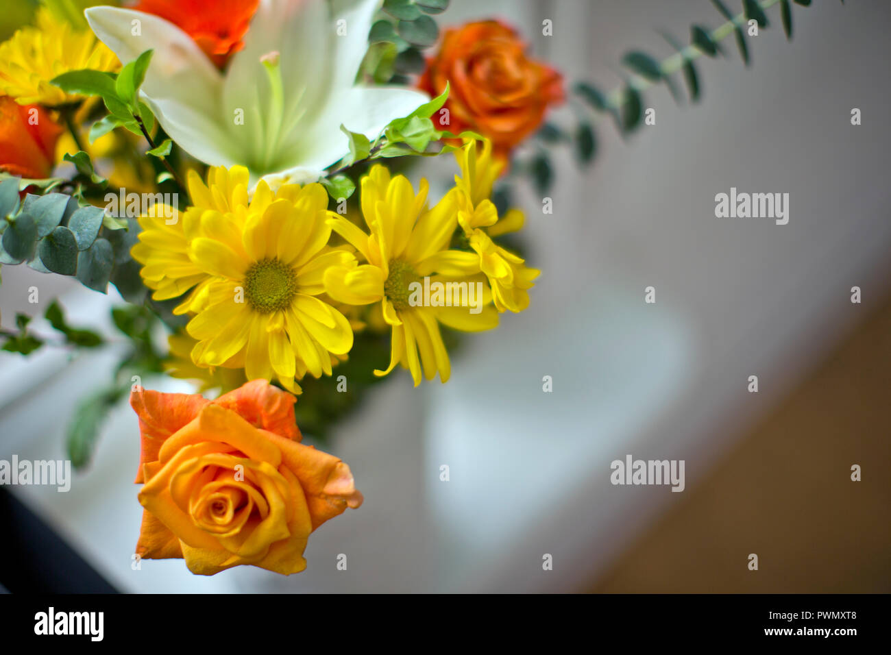 Die Zustellung der Blumen in der Vase. Stockfoto