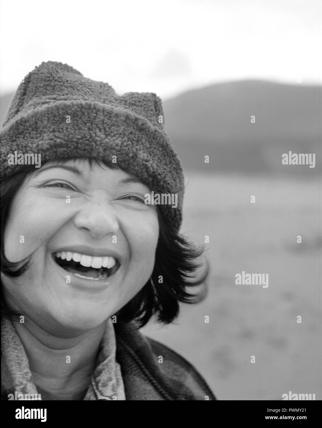 Lachen Mitte - erwachsene Frau mit Pelzmütze außerhalb. Stockfoto