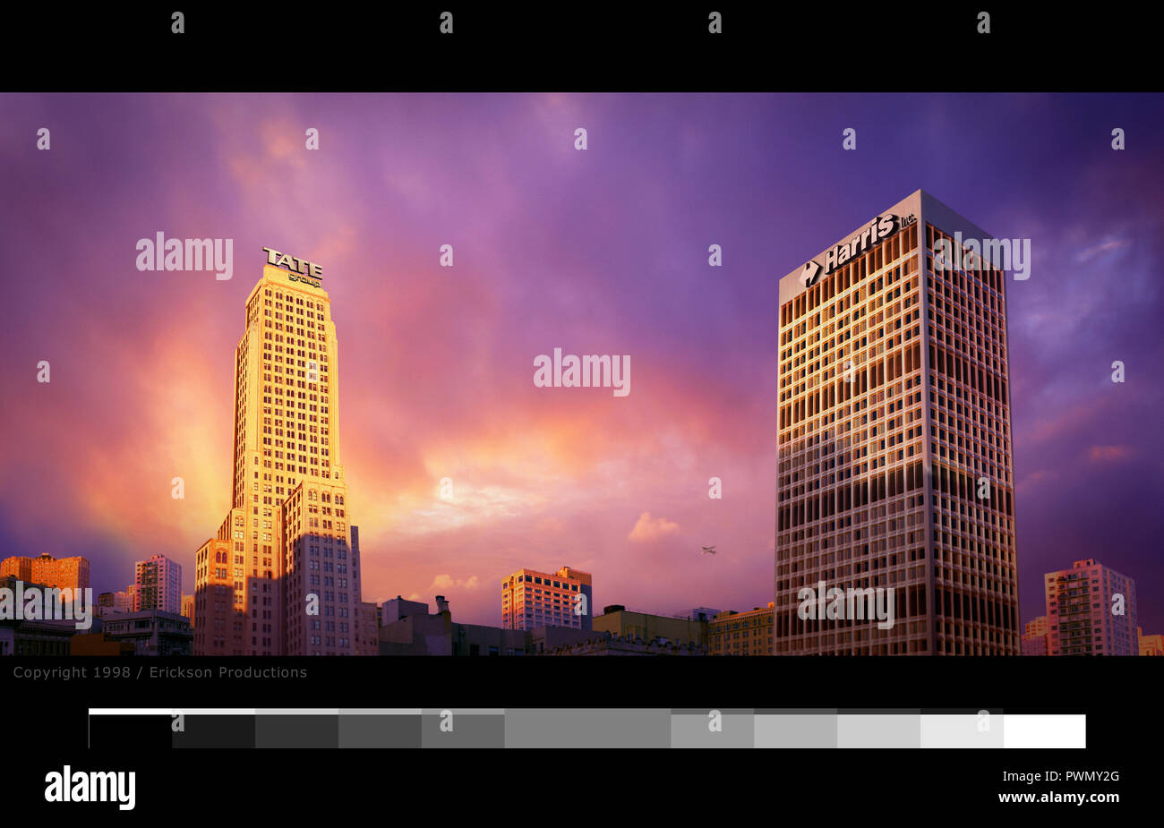 Seitenansicht des modernen Wolkenkratzern, tagsüber. Stockfoto