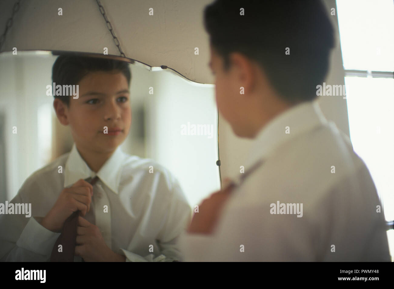 Ein kleiner Junge ist, sich vor dem Spiegel. Stockfoto